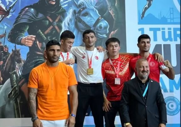 Kayserili 2 sporcu Türk Dünyası Muaythai Şampiyonası’ndan madalyayla döndü